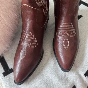 Source Unknown Brown Western Ankle Boots with White Stitching